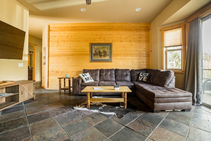 Upscale Chateau With Hot Tub, Game Room, 2 Masters - Big Bear Lake, CA