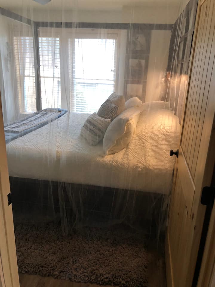 Entrée dans la chambre principale avec lit King Size depuis le hall