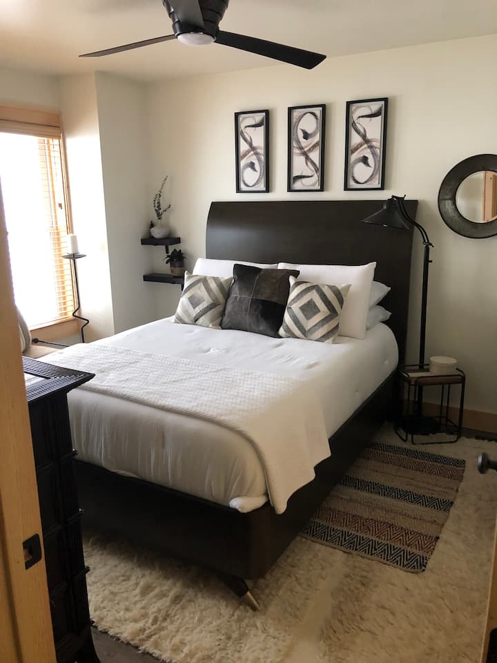 La deuxième chambre Queen est conçue avec un décor contemporain rustique.