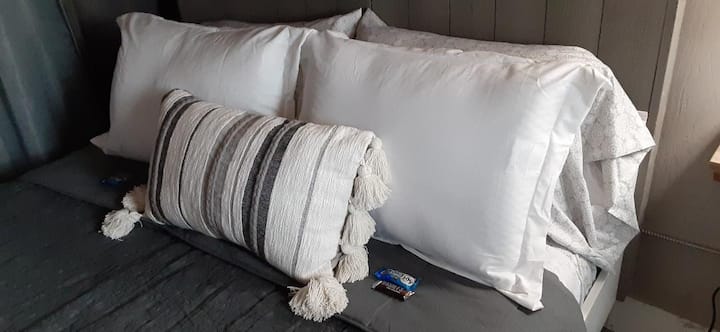 Dhoma kryesore e gjumit vjen gjithmonë me pak çokollatë! Është me madhësi "Queen".