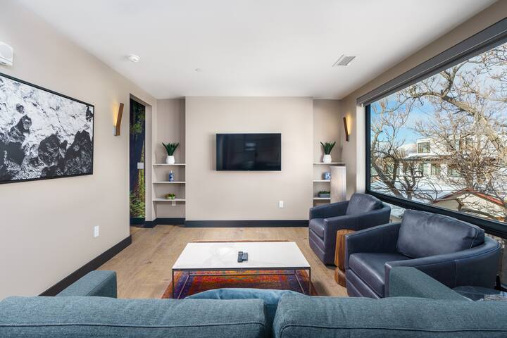 Walkable Denver Flat + Rooftop Patio | Tennyson St