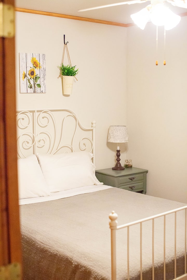 Queen bed, sunflower bedroom 