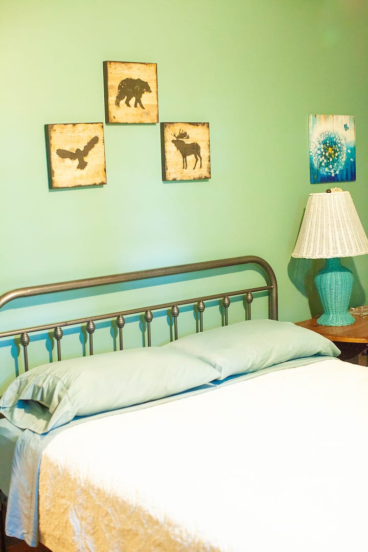 Queen bed, blue bedroom