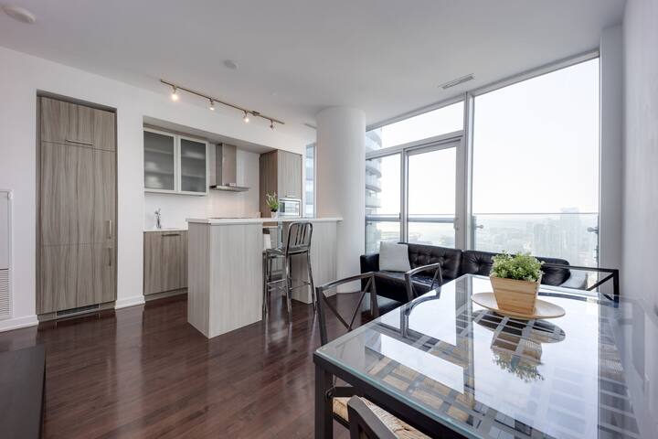 Modern 2BR+2BA w Parking + Balcony, CN Tower
