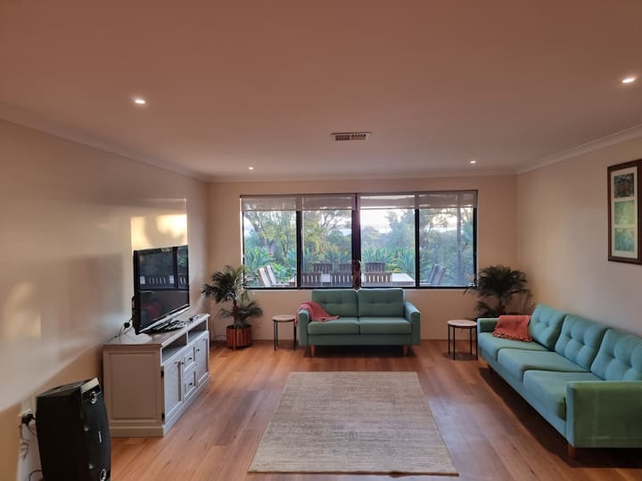 Estuary Water Views 4bedroom Home With Pool - Bunbury