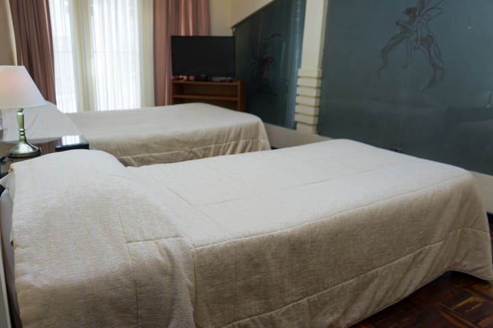 Habitación con dos camas individuales

#Bolivia #BoliviaHomes #BoliviaRentals
#Airbnb # VacationRental#HoustonTX # HoustonVacation# HoustonStay#WeekendGetaway #bedrooms #UniqueStay #ComfortAndStyle