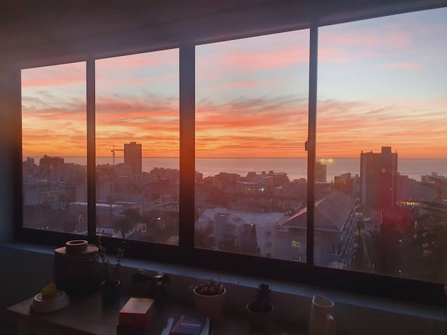 Contemporary 2.5 bedroom flat with full sea views