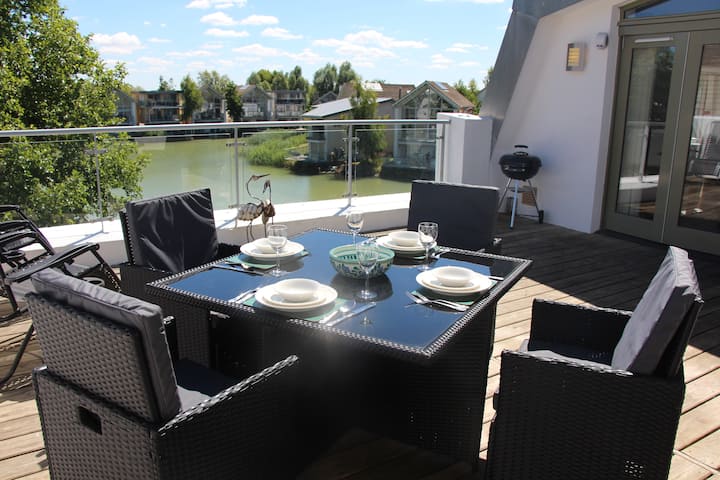 Penthouse apartment with lake views & spa access