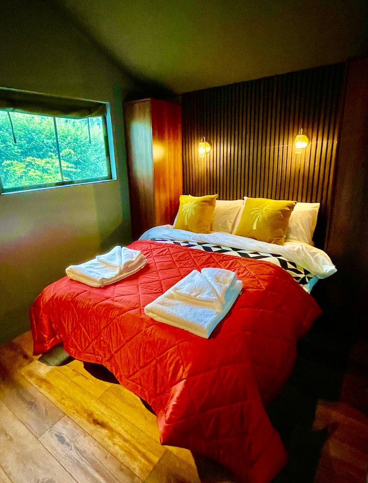 Naša väčšia dvojposteľová izba zahŕňa dostatok priestoru na cestovnú postieľku.  Nič neprekoná dobrý spánok a s našimi luxusnými, 2000 vreckovými pružinovými matracami. Sme si istí, že dostanete veľa ZZZZ.