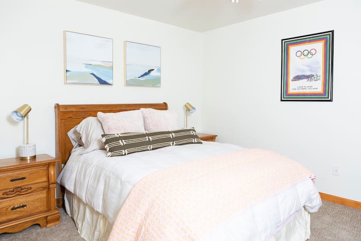 غرفة نوم في الطابق العلوي #1