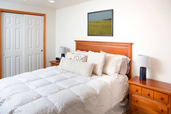 غرفة نوم في الطابق السفلي