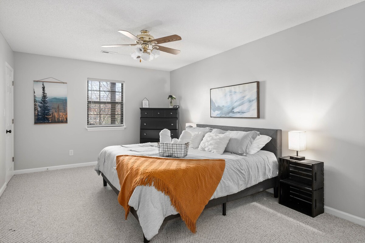 Spálňa v suteréne s manželskou posteľou King, prémiovou posteľnou bielizňou, komorou a vlastnou kúpeľňou.