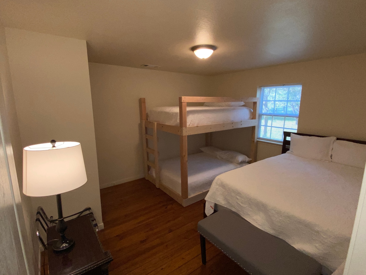 Spavaća soba 3 (bračni krevet (širine 150-179 cm) i bračni krevet (širine 150-179 cm))