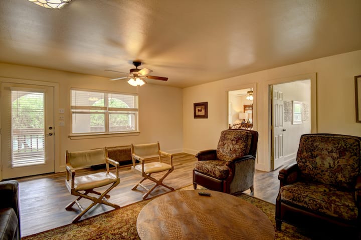 Riverview Lower, 2br/1ba, Balcony, Sleeps 6 - Hunt, TX