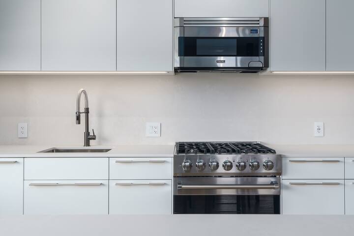 Sleek Tennyson St Flat w/ Balcony & Views gallery image 5