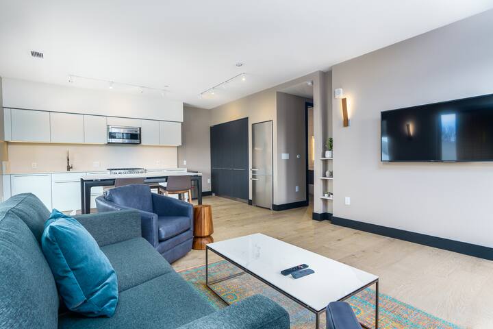 Modern Flat w/ Mountain Views + Private Balcony gallery image 4