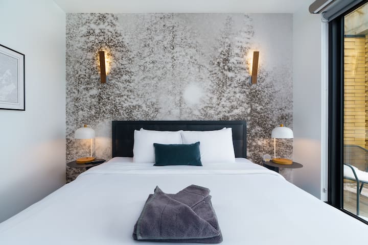 Modern Flat w/ Mountain Views + Private Balcony