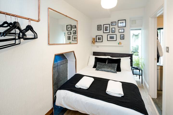 Stylish Space, Comfortable, Quiet + Conservatory gallery image 5