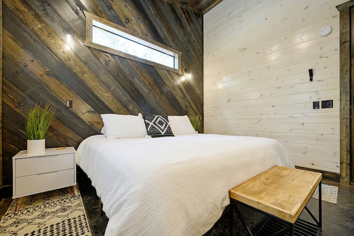 主卧3设有独立入口，配有加大双人床Casper记忆泡沫床垫，非常舒适，并附带带大型步入式淋浴间的套房。