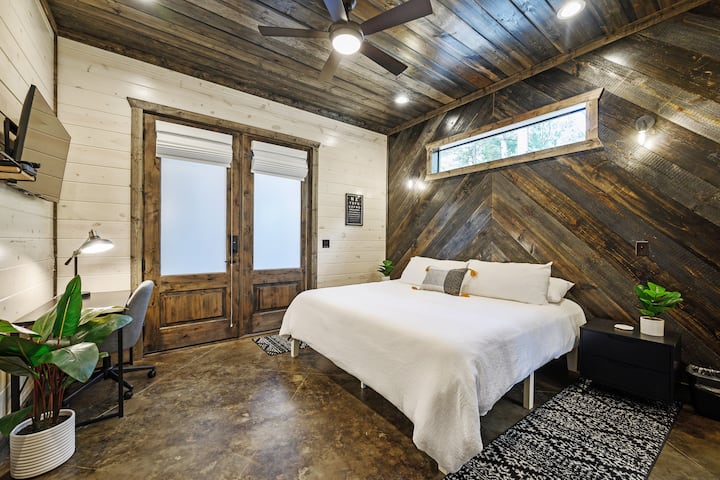 主1号公寓位于主木屋内，设有带大型步入式淋浴间的套房，并设有通往微风通道的独立入口。 