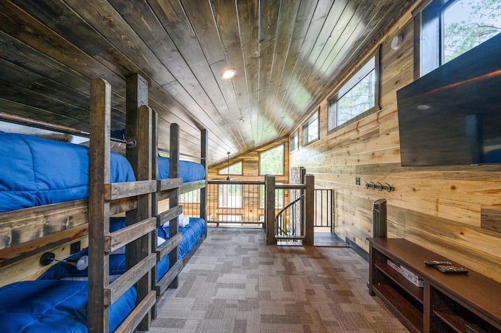 Loft可俯瞰主木屋空间