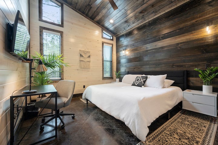 与主客舱空间隔绝，享受隐私。 在主卧2中，您可以找到一张加大双人床尺寸的Casper记忆泡沫床垫、私人工作空间和带大型步入式淋浴间的套房。 