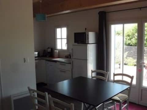 Popular Airbnb listing: Lovely Quiet Small House Rated 2 Stars in L'île D'yeu