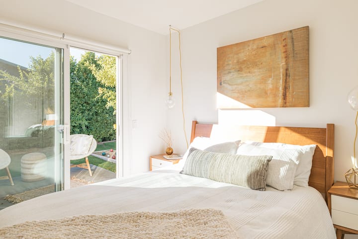 Slaapkamer # 2.
Iedereen houdt van deze slaapkamer!
Queen size Casper matras, luxe beddengoed, designmeubilair, unieke ambachtelijke kunstwerken en decoratie, planten, Samsung 50" smart-tv met kabel. Toegang tot je eigen patio. Buitendouche. Uitzicht op het westen.