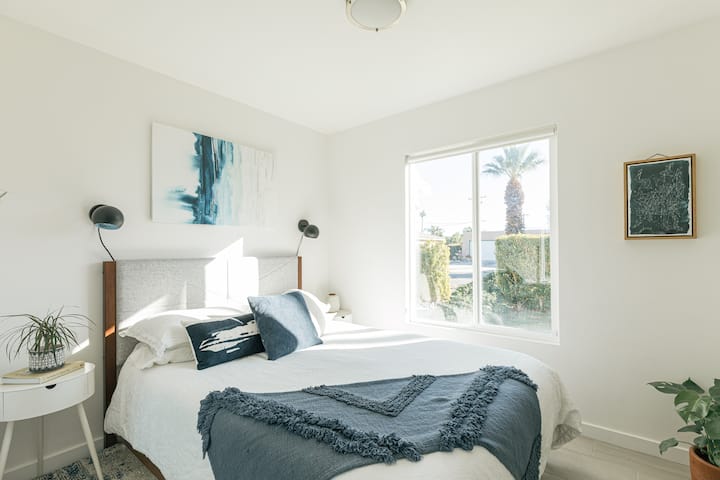 Slaapkamer # 4.
Gezellig, modern, licht met een queensize Casper-matras, luxe lakens, Samsung 50" smart-tv, designaccenten, planten, plus een prachtig uitzicht op de bergen en de tuin.