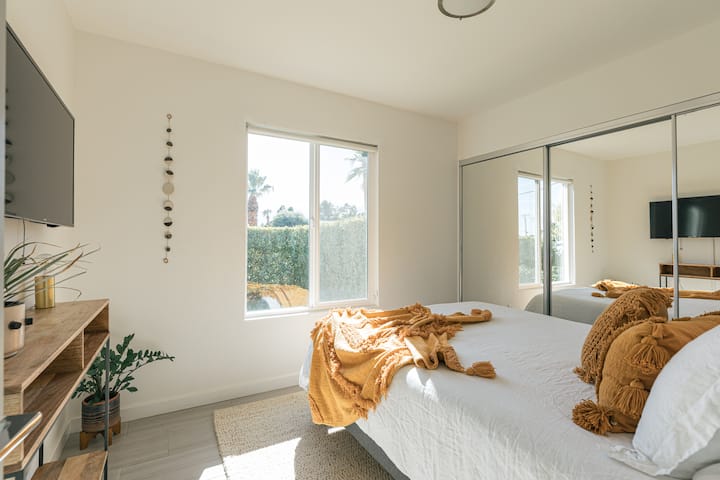 Slaapkamer # 3.
Modern, luxe en comfortabel ingericht met een Casper Queen size bed, designmeubilair, linnengoed/dekbed, Samsung 50" smart-tv met kabel, planten, ambachtelijke accenten, uitzicht op de tuin en de bergen.