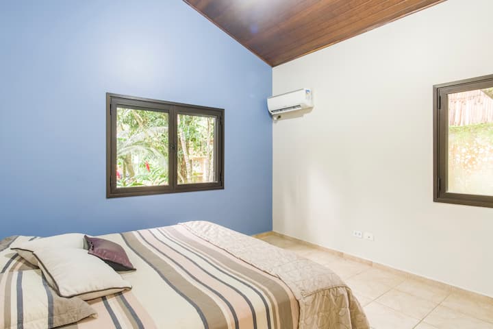 主卧套房，配备特大号双人床和空调