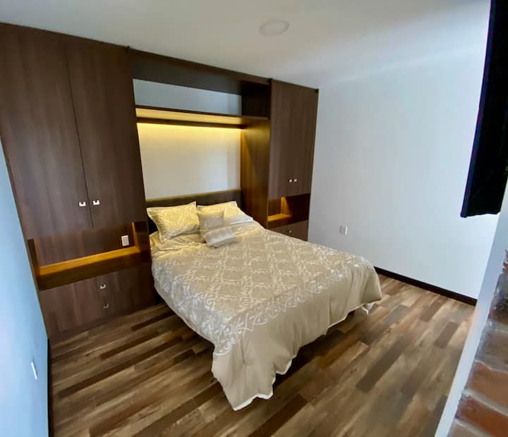 Queen bedroom of the suite. Chaide mattress and box box. Nordic duvet. 