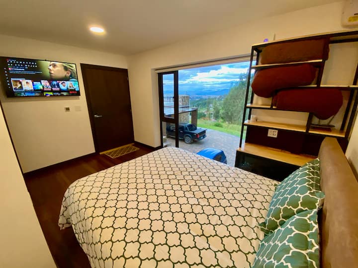 Outdoor room. Independent access with electronic code lock. Smart TV with Netflix. Fiber optic. Window with double blind, double camera structure.