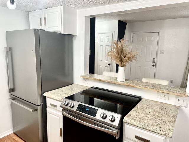 Charming Contemporary Condo ! gallery image 2