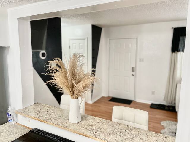 Charming Contemporary Condo ! gallery image 3