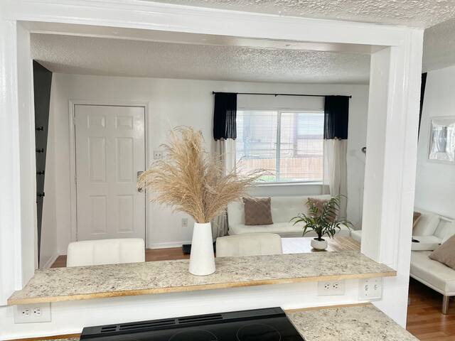 Charming Contemporary Condo ! gallery image 4