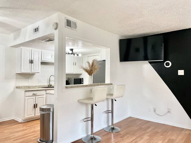 Charming Contemporary Condo ! gallery image 5