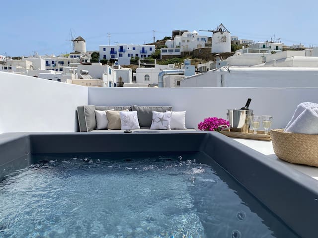 Mykonos 22, Superb Town Penthouse with Jacuzzi Spa