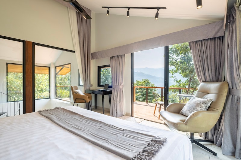 Hlavná spálňa na druhom poschodí tejto exkluzívnej vily na svahu je luxusným útočiskom navrhnutým tak, aby ponúka bezkonkurenčné pohodlie, súkromie a úchvatný výhľad.