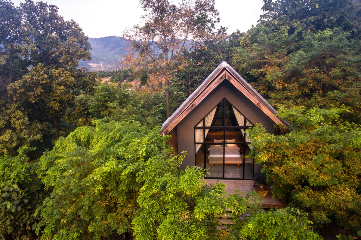 Tento malý dom radi nazývame našou opičí vilou.  Je samostatný a je súčasťou nášho balíka kombinovanej vily. Ideálne pre páry a mladé rodiny, ktoré majú radi vlastný súkromný priestor pri dovolenke so skupinami rodiny a priateľov.
