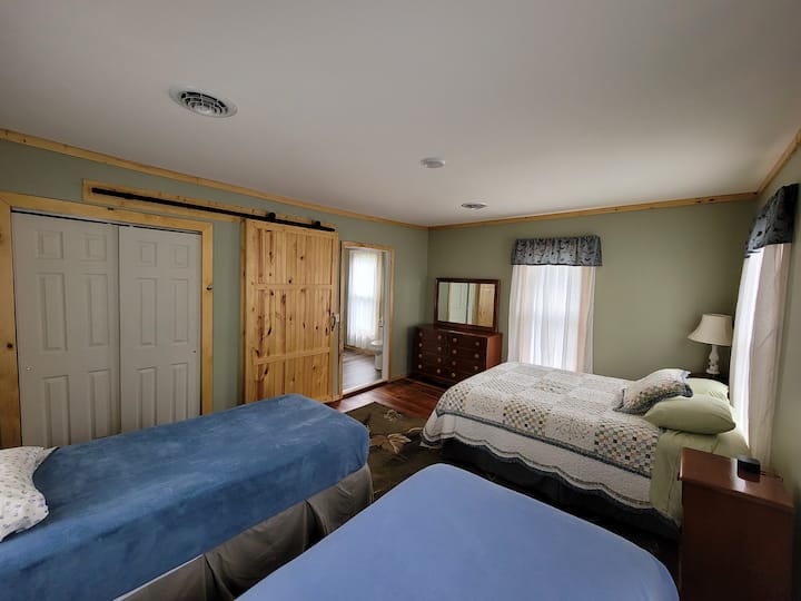 Kabati la ukubwa kamili katika chumba kikuu cha kulala