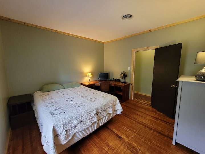 Kitanda cha 4 cha kulala w/ queen