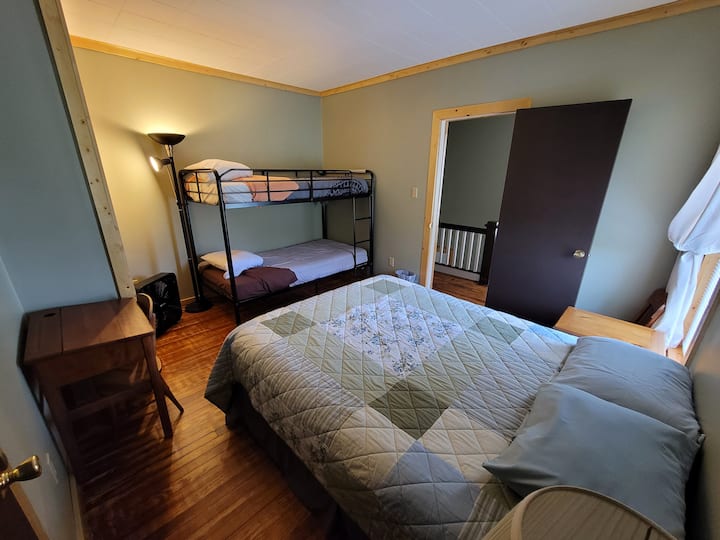 Chumba cha kulala cha 2 w/ 1 kitanda cha upana wa futi 5 na kitanda 1 cha ghorofa