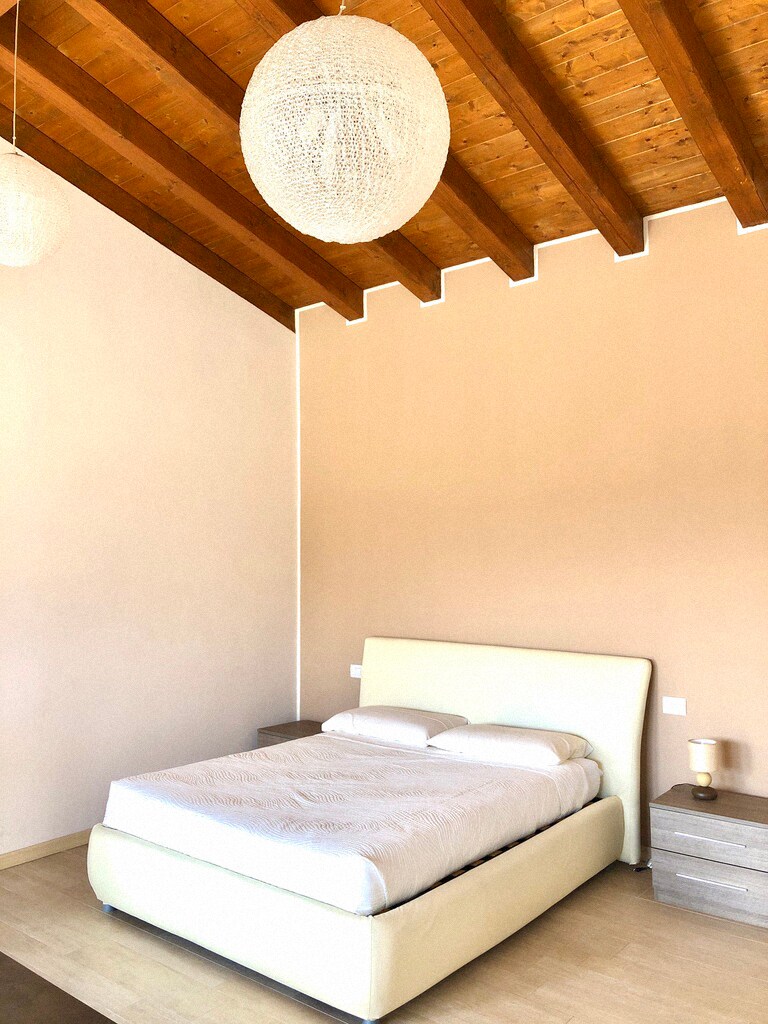 Ambienti i dhomës së gjumit