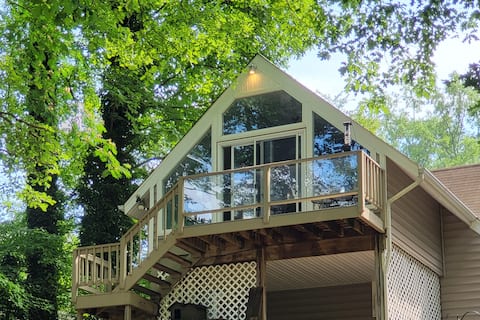 Gorgeous Creek View from your Private Eyrie