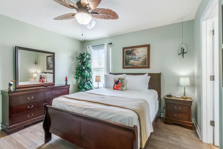 Тропическа стая за птици Тики с двойно легло и самостоятелна баня