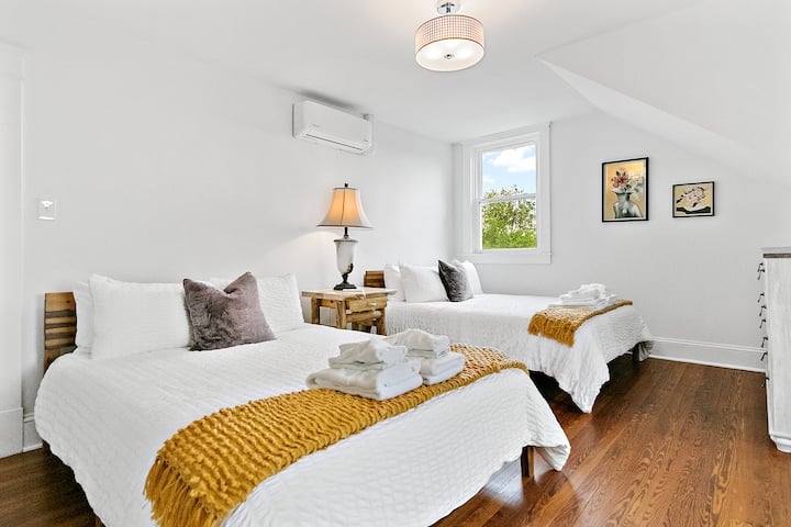 Vibrant Room, 2 Queens - Third Floor