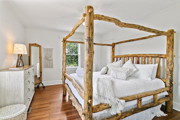 Boho Chic Room, 1 King, Bathroom On-Suite - Second Floor