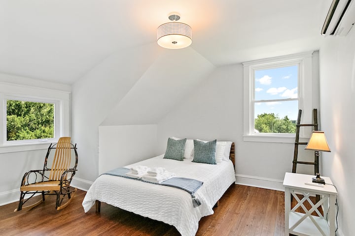 Denim Room, 1 Queen - Third Floor