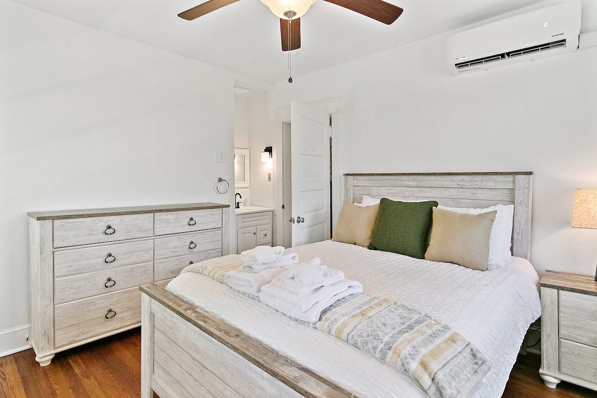 Cozy Room, 1 Queen, Balcony Access - Second Floor